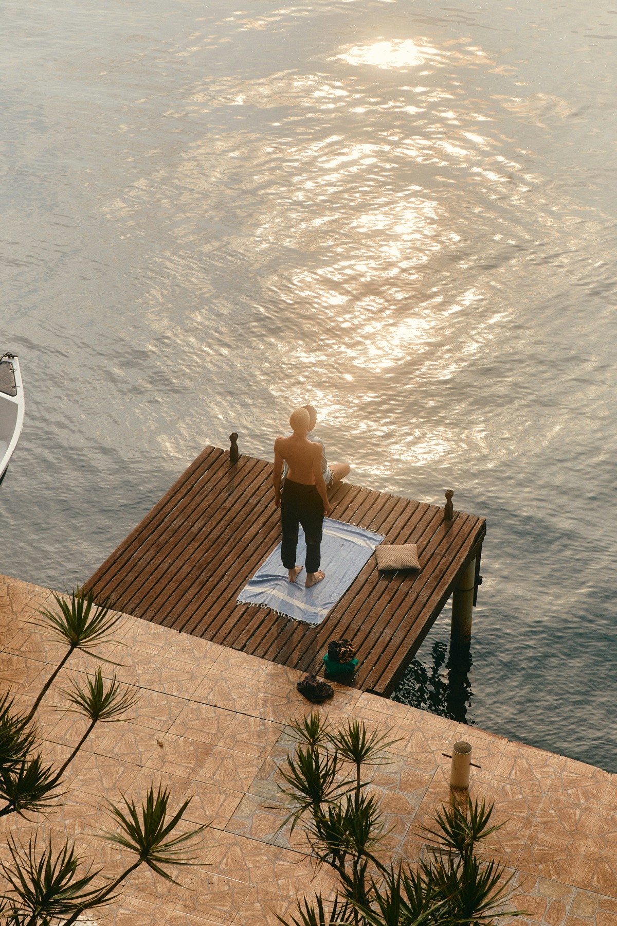 Calms stress <i class="text-primary">and tension</i>